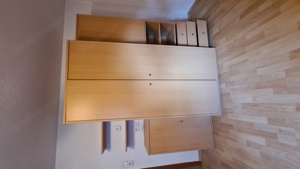 Schrank mit Regal