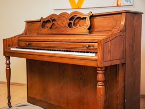 Wurlitzer Klavier, Spende für Down-Syndrom Tirol inklusiv (*)Kostenlose Lieferung (*) Bild 4