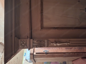 Holzschrank Bild 2