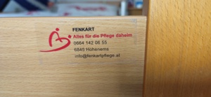 Pflegebett mit Aufzugstange und Haltegriff