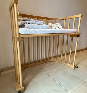 Höhenverstellbares Beistellbett für Babys