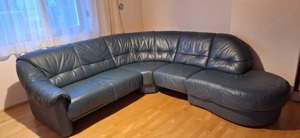 Leder Ecksofa mit Sessel und Tisch