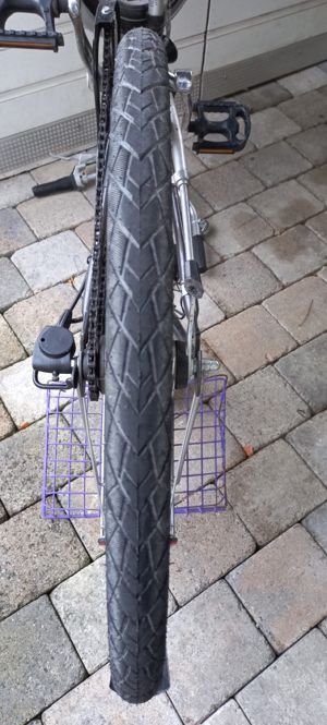 Fahrrad mit neuem Mantel und Schlauch Bild 2