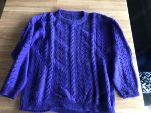 Handarbeit: gestrickter Pullover