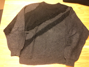 Handarbeit: gestrickter Pullover