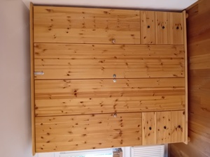 Schöner massiver Kleiderschrank 