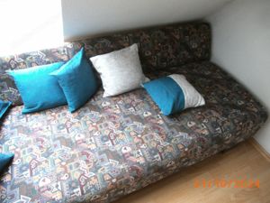 COUCH NOSTALGISCH mit Holzfüssen und abnehmbarer Rückenlehne Bild 4