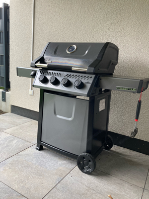 neuwertiger Napoleon Grill Freestyle 425 Bild 3