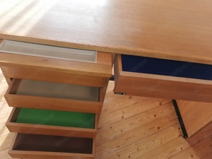 Schreibtisch aus Holz