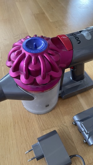 Dyson v7 Akku Staubsauger , Beutellos, inkl. Zubehör 