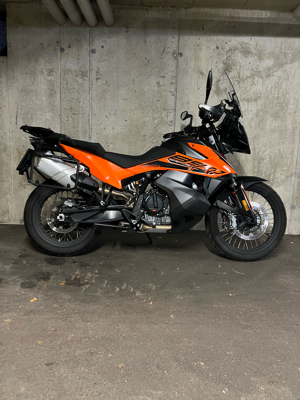 KTM 890 Adventure mit viel Zubehör