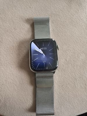 Apple Watch Series 9 45mm Edelstahlgehäuse mit Milanaise-Armband  Silber.