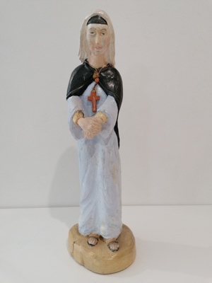 Holzskulptur, Heilige Maria mit Kreuz, 43 cm groß 