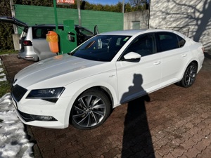 Skoda Superb 2,0 TDI 4x4 Laurin & Klement DSG Limousine Bild 3