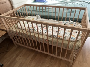 Babybett aus massiver Buche mit Schaummatratze