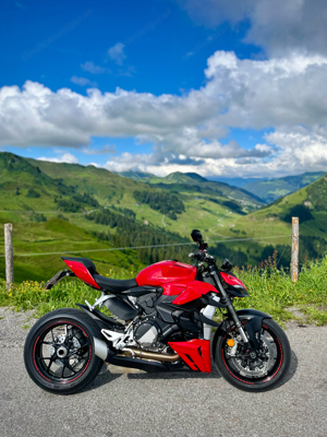 Ducati Streetfighter V2 