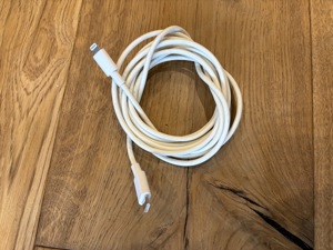 Iphone 12 mini Ladekabel 1,5m weiß zu verschenken Bild 2