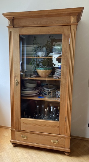 Holzschrank mit Glastürfront