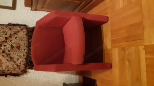 Roter Sessel mit Cordbezug