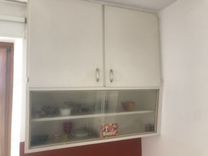 Wandschrank mit Schiebetüren