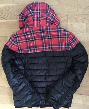 Schwarze Jacke mit rot karierter Kapuze  Bild 2