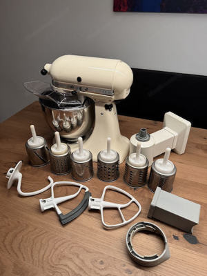 Verkaufe gebrauchte KitchenAid Artisan(cremefarben) mit reichhaltigem Zubehör