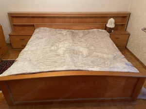 Doppelbett mit Kopfteiverbauung und Nachtkästchen