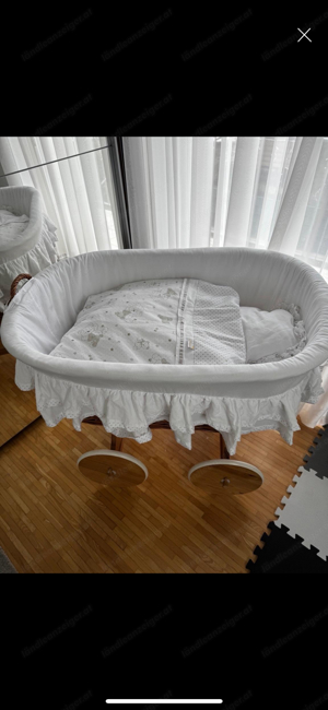 Babybett mit Martzte und Kisse Bild 3
