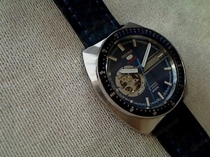 Neuwertige Armbanduhr der Marke SEIKO 5 Sports, Automatic