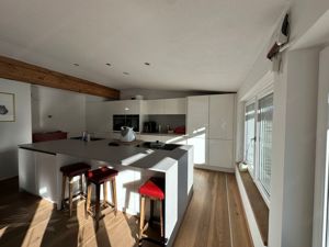 Exklusive 98m  Wohnung mit 40m  Terrasse bzw. Loggia - Traumhafter Blick auf Berge und Reitplatz Bild 3