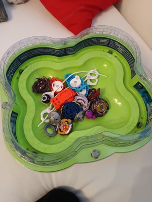 Beyblade Arena mit Beyblades