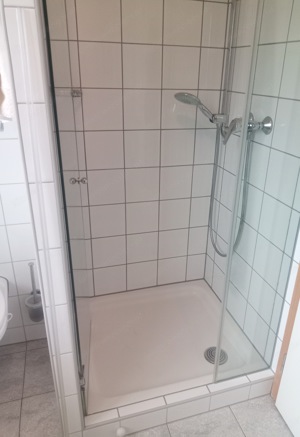 Silikonfugen erneuern  Silikonieren Silikon  Fugen Badezimmer Dusche Badewanne Abdichten Sanierung Bild 2