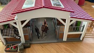 Schleich Reiterhof mit Reiterin und Pferden