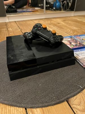 PS4 mit 2 Controller und diversen spielen Bild 2