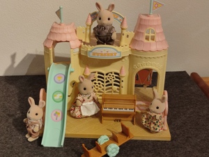 Sylvanian Families Kindergarten mit Hasenfamilie  Bild 3