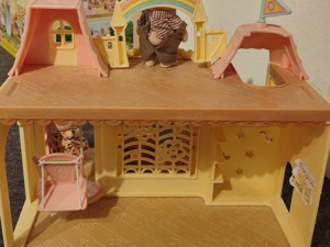 Sylvanian Families Kindergarten mit Hasenfamilie  Bild 2