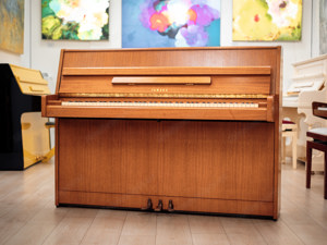 Sehr schönes Yamaha Klavier, in Nussbaum, Made in Japan. Lieferung frei Haus (*) Bild 7