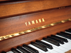 Klangvolles Yamaha Klavier, in Nussbaum, Made in Japan. Lieferung frei Haus (*)