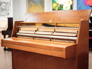 Sehr schönes Yamaha Klavier, in Nussbaum, Made in Japan. Lieferung frei Haus (*) Bild 14