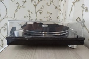 TEAC TN-550 Vinyl-Plattenspieler