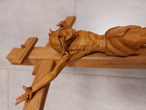 Christus Kreuz aus Holz geschnitzt Bild 3