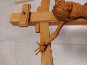 Christus Kreuz aus Holz geschnitzt Bild 4