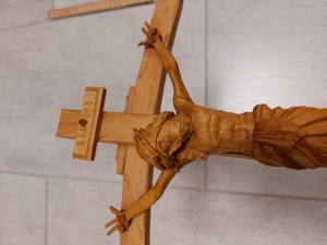 Christus Kreuz aus Holz geschnitzt Bild 6