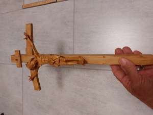 Christus Kreuz aus Holz geschnitzt Bild 7