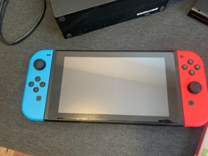 Nintendo Switch mit Zubehör und Spielen Bild 3