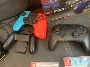 Nintendo Switch mit Zubehör und Spielen Bild 4