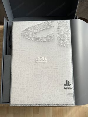 Playstation 5 Pro-Paket zum 30-jährigen Jubiläum    . Bild 3