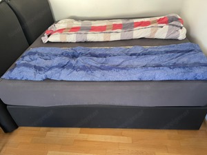 Möbelstücke Bett und Couch Bild 2