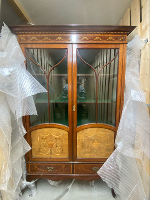 Eleganter Jugendstil-Vitrinenschrank mit kunstvollen Intarsien - Rarität für Liebhaber Bild 2