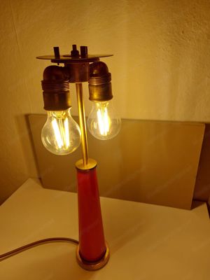 Tischlampe. roter Sockel. Bild 7